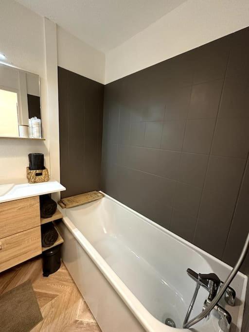Appartement Cosy Avec Balcon Et Piscine Besançon Exterior foto
